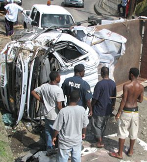 3 injured as truck overturns