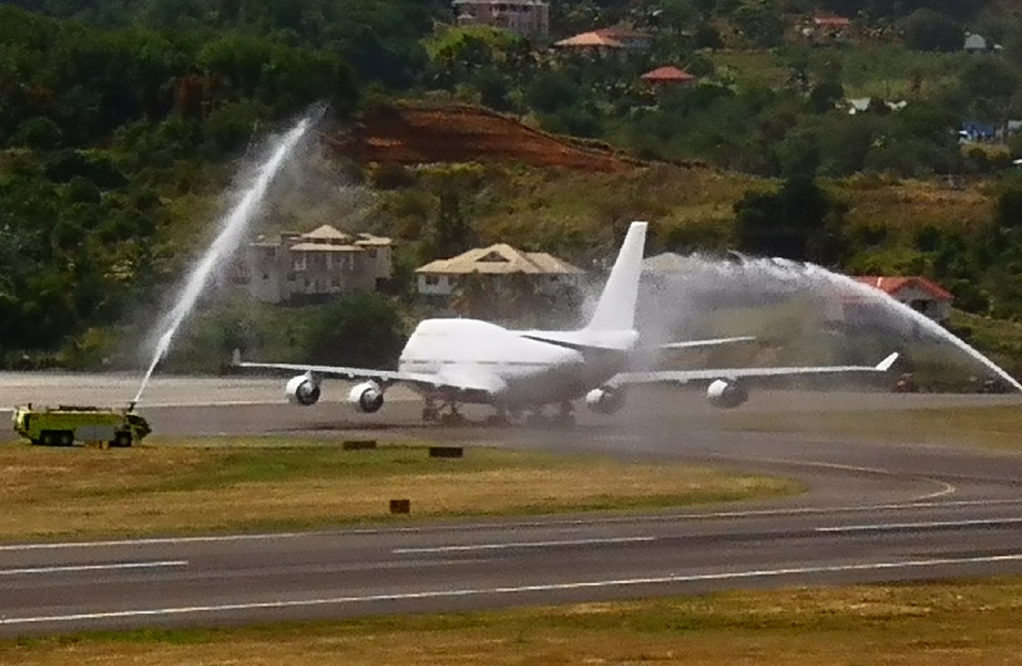 Boeing 747 lands at the Argyle International Airport (+video)