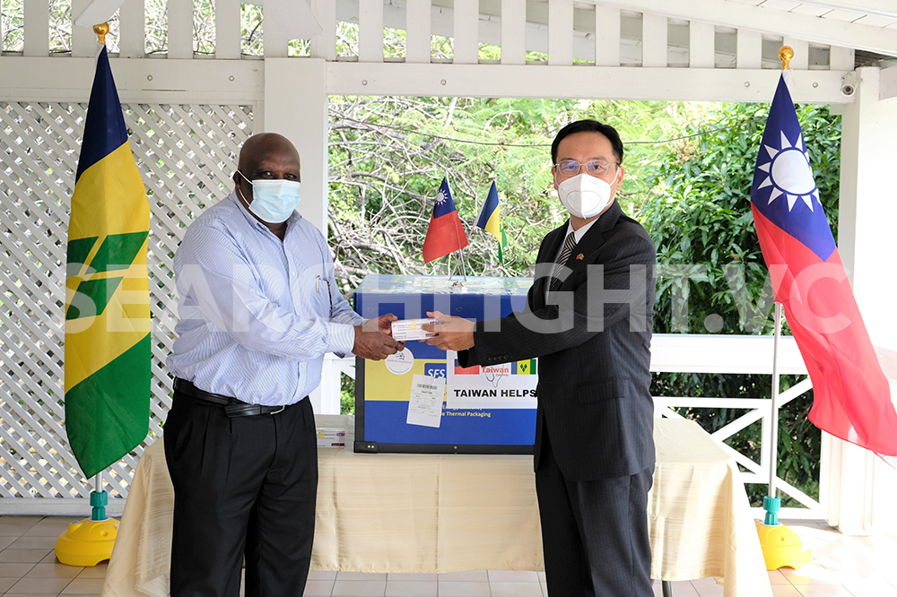 Taiwan Ambassador hands over vaccines to Minister of Health